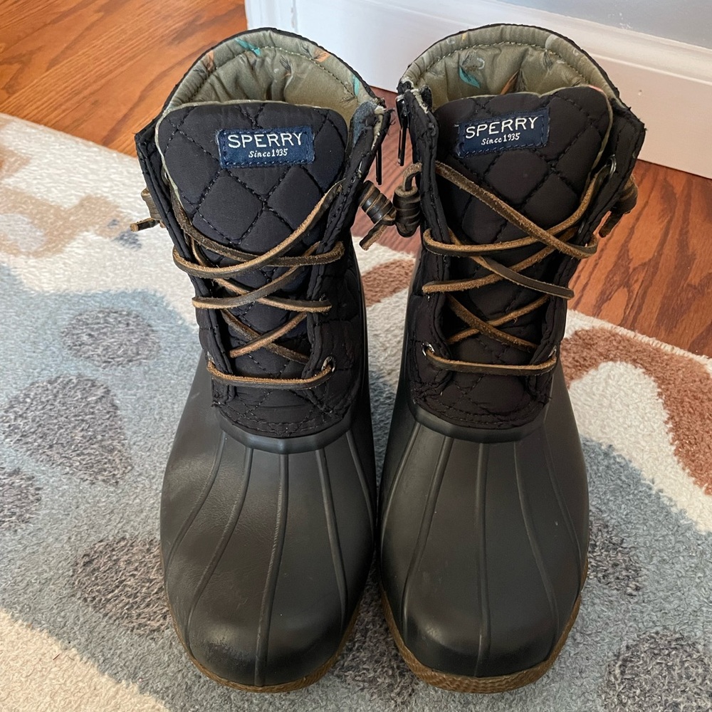 Women’s 7.5 Sperry Black Saltwater Quilted Waterproof Duck Boots